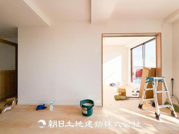 居間 リビングには潤沢な太陽が降り注ぎ、爽やかな住空間を演出しました。