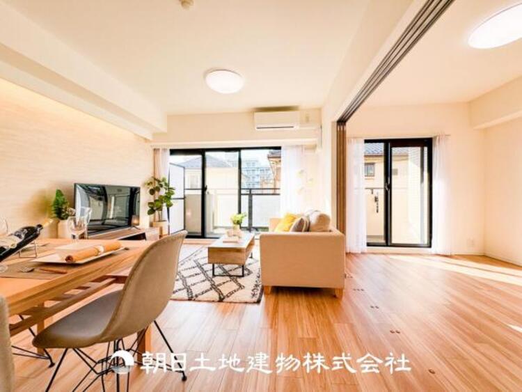 居間 大切なご家族、招いた友人と過ごすひと時を溢れる光が優しく包み込む空間。