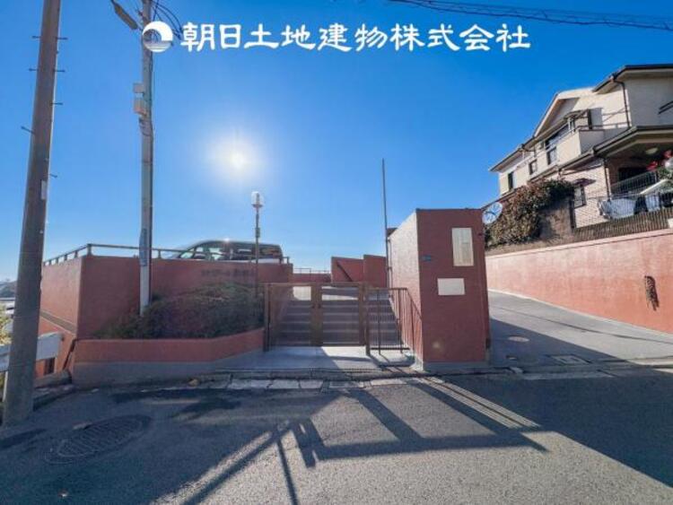 外観 時間のゆとりと空間、暖かな陽光がもたらす光と風を独占してください。