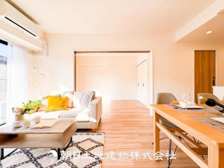 居間 何気なく過ぎる時でさえも上質なひと時となる快適な空間を目指しております。