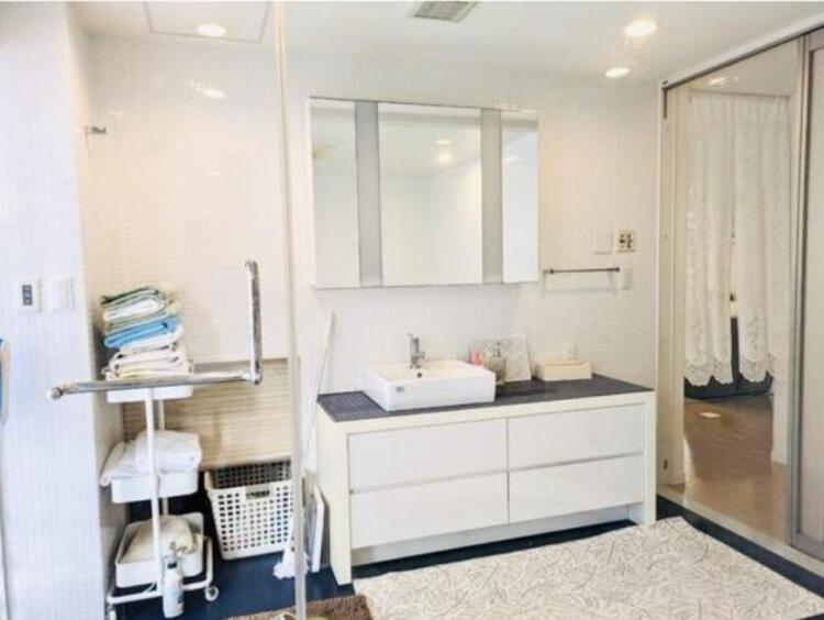 洗面 カウンターが広く、身支度しやすい洗面台