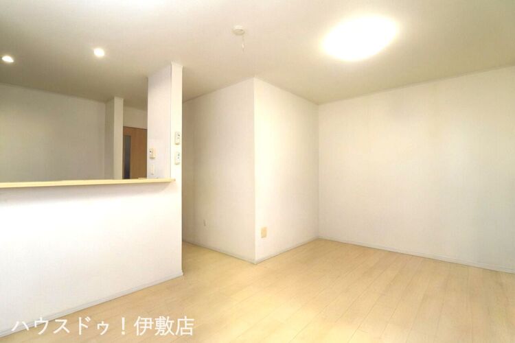 居間 【リビング】白を基調とした室内で清潔感と開放感があります！※AIによる家具消し済