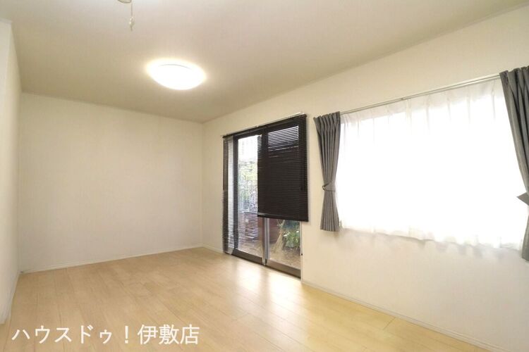 居間 【リビング】南側に2ヶ所窓があり、自然光が入りやすいリビングです！※AIによる家具消し済