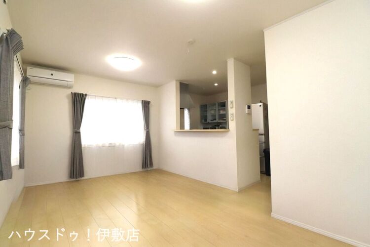 居間 【リビング】15帖のLDKは、西と南に窓の設置があり明るい空間。キッチン頭上にはダウンライトの照明の設置があり、温かみのある室内を演出してくれます。※AIによる家具消し済