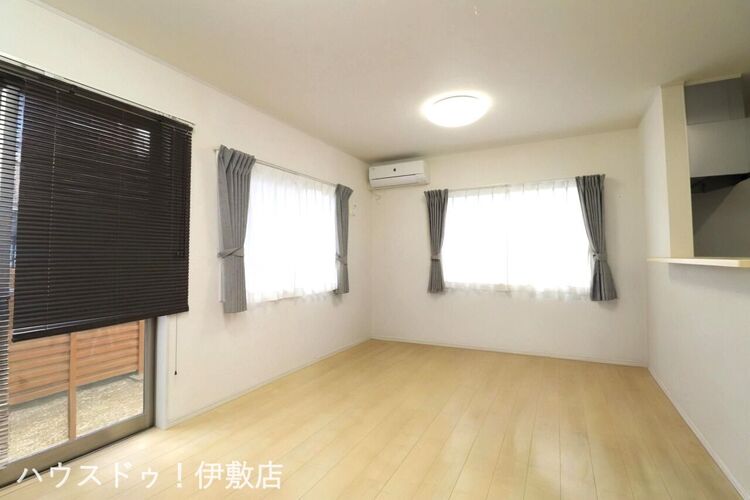 居間 【リビング】掃き出し窓から庭へ出入りすとことも可能です！※AIによる家具消し済