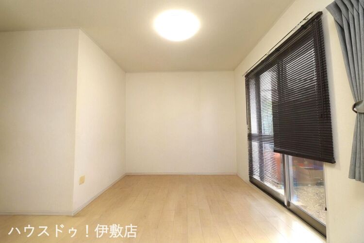 居間 【リビング】L型リビングでゾーニングのしやすい間取り。テレビボードやソファ、大型テーブルなど家具選びも楽しめそうですね。※AIによる家具消し済