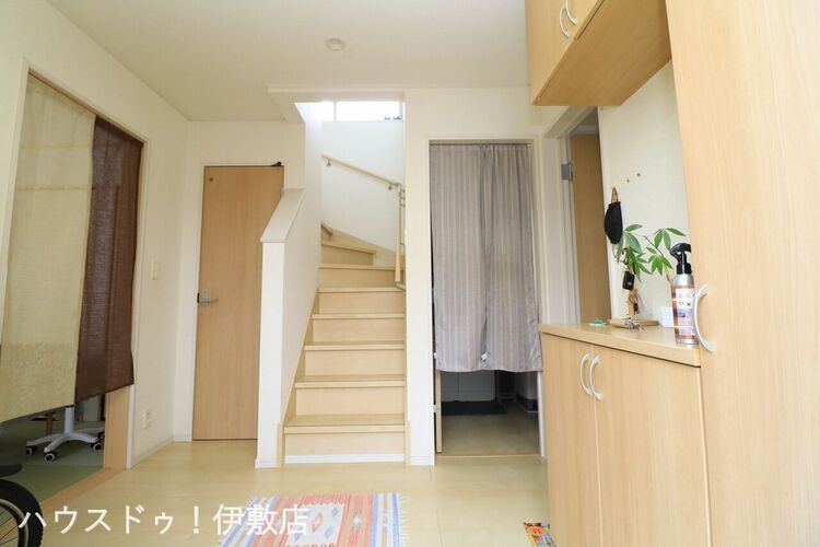 玄関 【玄関】ゆとりのある玄関フロアは気持ちにもゆとりをもって行動ができそうですね。