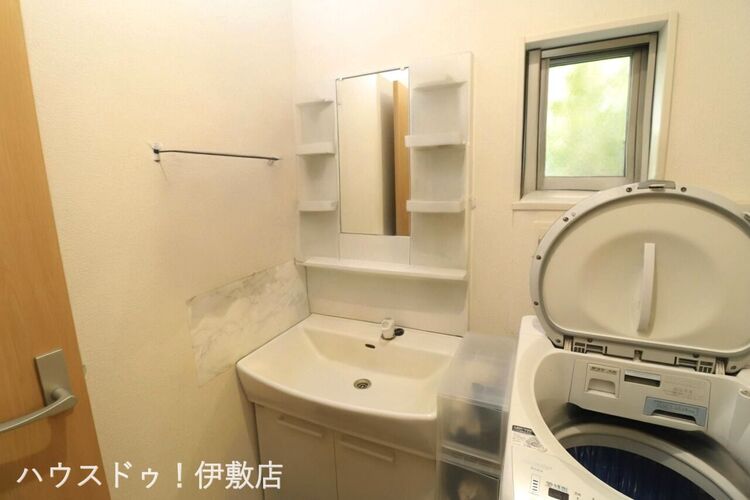 その他 【洗面台】白く清潔な洗面台は一日のはじまりのスイッチを入れるのにピッタリなスペース。※AIによる家具消し済