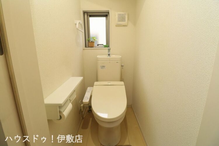 その他 【1Fトイレ】ウォシュレット機能付きトイレですタオルリングやペーパーホルダーも完備です