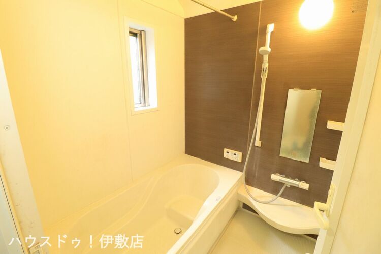 風呂 【浴室】大型の浴槽に浸かって日頃の疲れを癒して頂く事が出来ますね