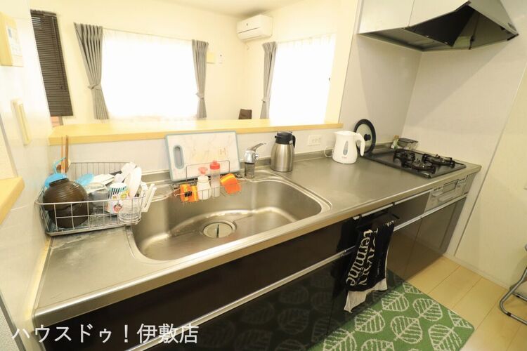 キッチン 【キッチン】カウンターキッチンからリビングが見渡せるので、小さなお子様の様子を見ながら料理ができます