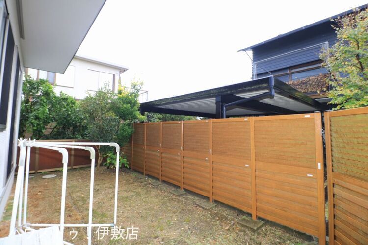 その他 【庭】南側に広々とした庭付き！BBQや家庭菜園など楽しめます！目隠しフェンスもあり、周りにの目を気にせず楽しめます