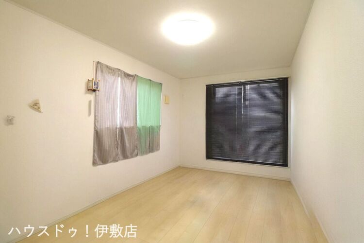 内装 【2F洋室7.5帖】主寝室にもなる7.5帖。ベッド2台プラスαのペースがあり、お子様が小さいうちは家族みんなの寝室として活用できそうですね。