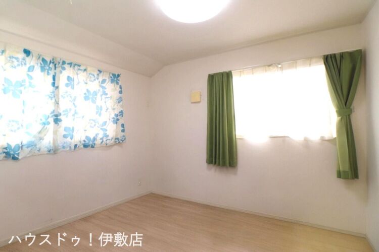 内装 【2F洋室5.2帖】二面に窓があるため一日中安定した明るさが保てます。腰高窓なので家具の配置もしやすく模様替えも楽しめそうです。