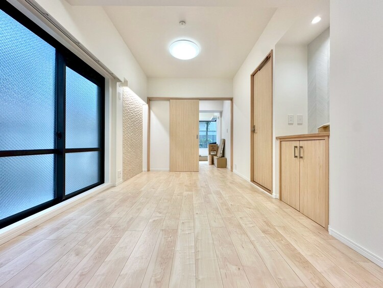 居間 忙しく過ぎゆく日常を置き去るほど、ゆったりした時間が流れるリビング。