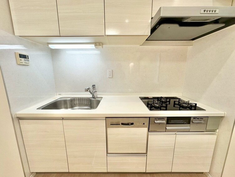 キッチン スマートな意匠と充実の機能を備えたキッチンが、暮らしにおいしい彩りを添えます。