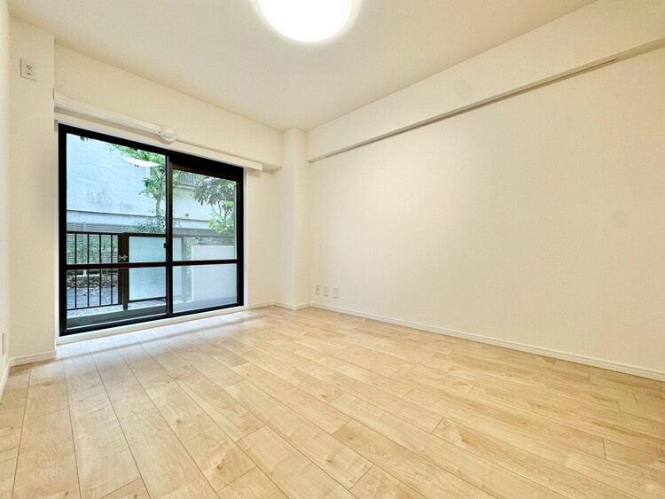 寝室 ベッドも十分に設置するスペースがあります。