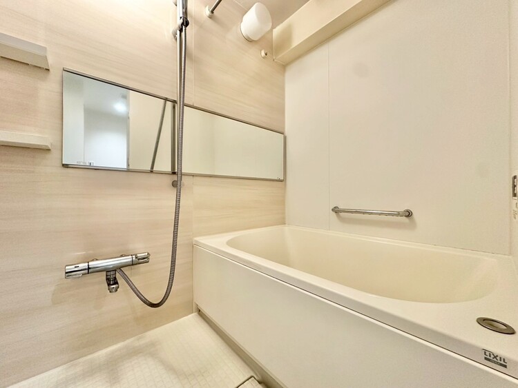 風呂 一日の疲れを癒すバスルームは、心地よいリラックスを叶える清潔感溢れる空間です。