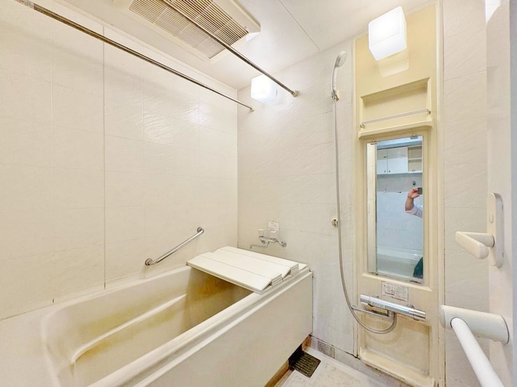 風呂 一日の疲れを癒すバスルームは、心地よいリラックスを叶える清潔感溢れる空間です。