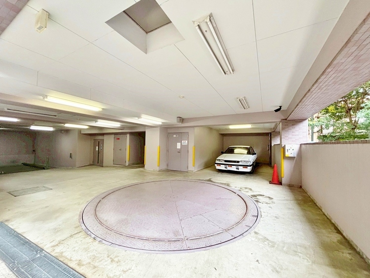 駐車場 本物件の駐車スペースです。車種制限のある場合もございますので、お気軽にお問い合わせくださいませ。