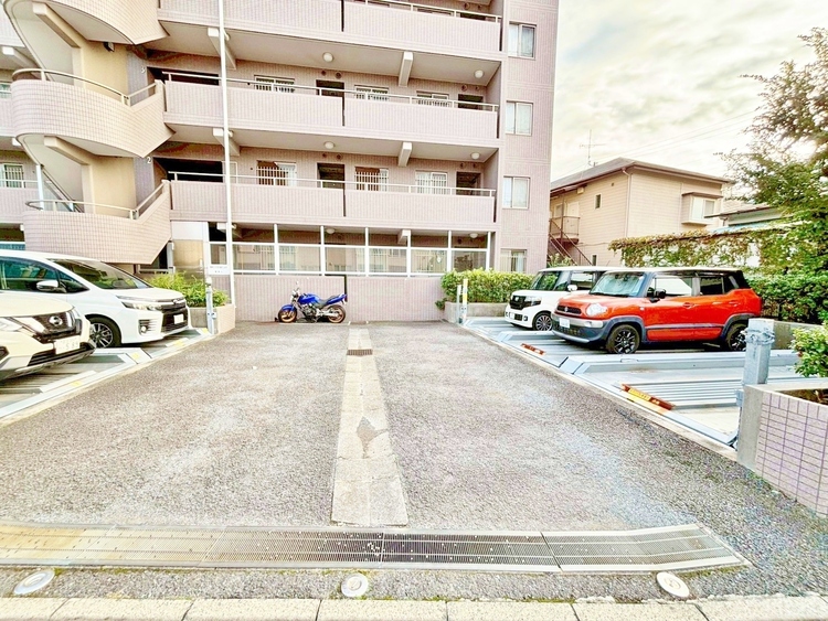 駐車場 本物件の駐車スペースです。車種制限のある場合もございますので、お気軽にお問い合わせくださいませ。