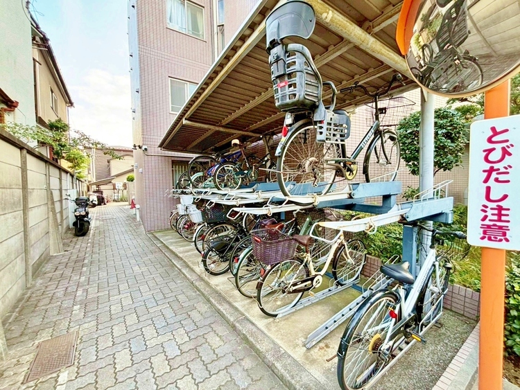 設備 きちんと整備された駐輪場。住む方の心遣いが感じられます。