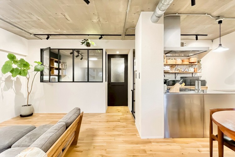 居間 忙しく過ぎゆく日常を置き去るほど、ゆったりした時間が流れるリビング。