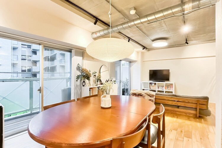 居間 居心地の良い空気感は、暮らしのステージを彩り、心からのやすらぎと満足感を与えてくれます。