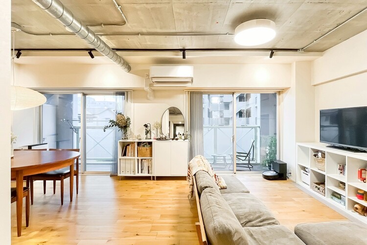 居間 飾り過ぎないシンプルな内装と偏り過ぎないデザインで統一しました。