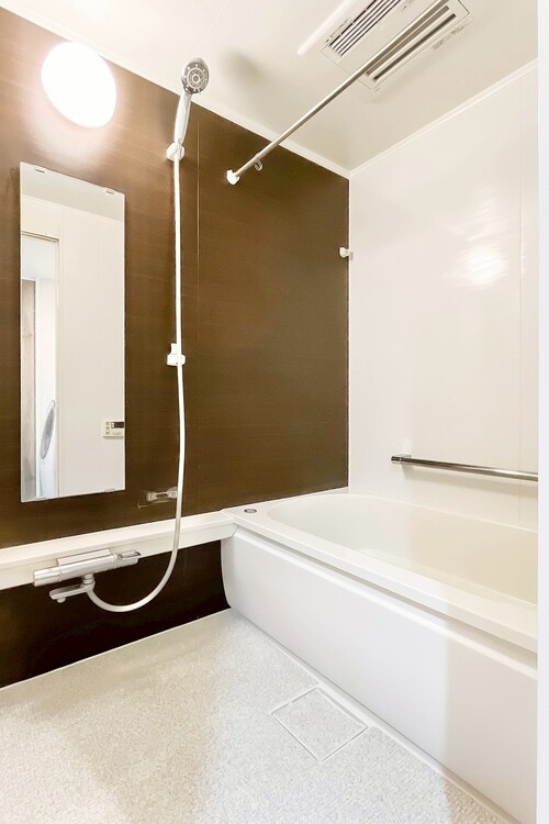 風呂 一日の疲れを癒すバスルームは、心地よいリラックスを叶える清潔感溢れる空間です。