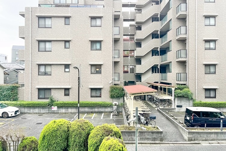 バルコニー 窓を開けると広がる青空。心をリフレッシュして日々を過ごしていきましょう。