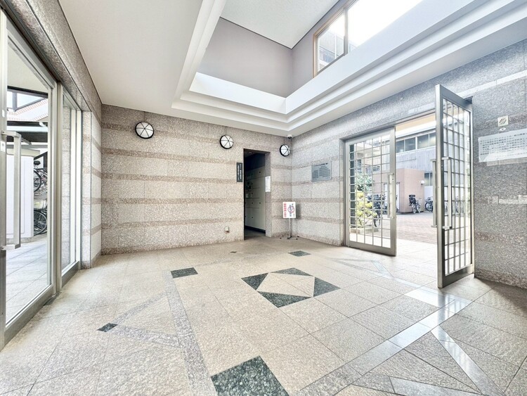 エントランス エントランス内部は、管理が行き届き清潔な共有スペースとなっています。