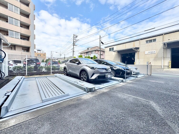 駐車場 本物件の駐車スペースです。車種制限のある場合もございますので、お気軽にお問い合わせくださいませ。