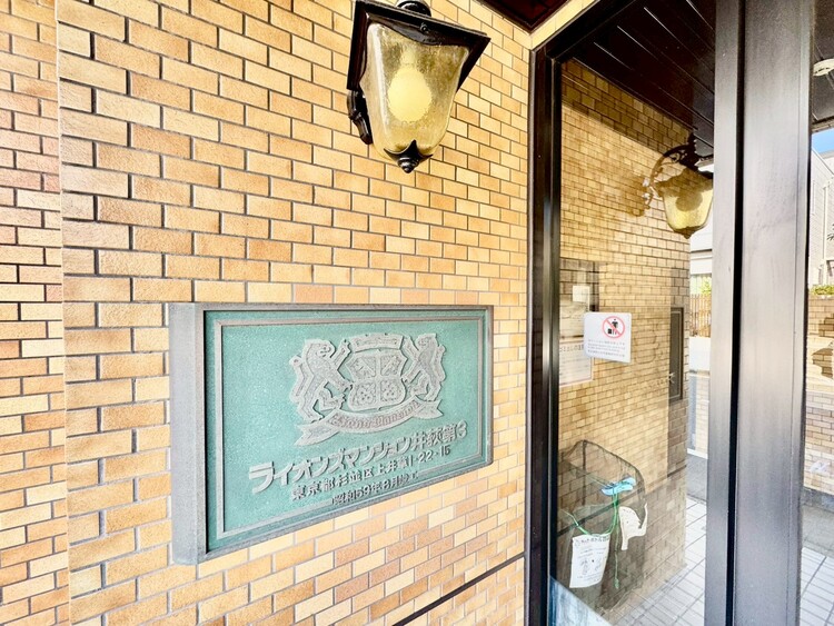 その他 スタイリッシュなエンブレム。お洒落なマンションは入り口から。