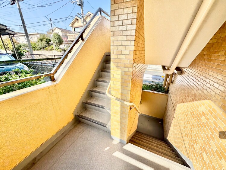 その他 共用部の階段です。明るく清潔に管理されています。