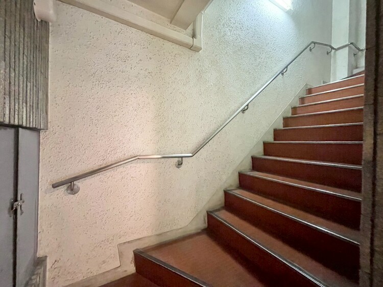 その他 共用部の階段です。明るく清潔に管理されています。