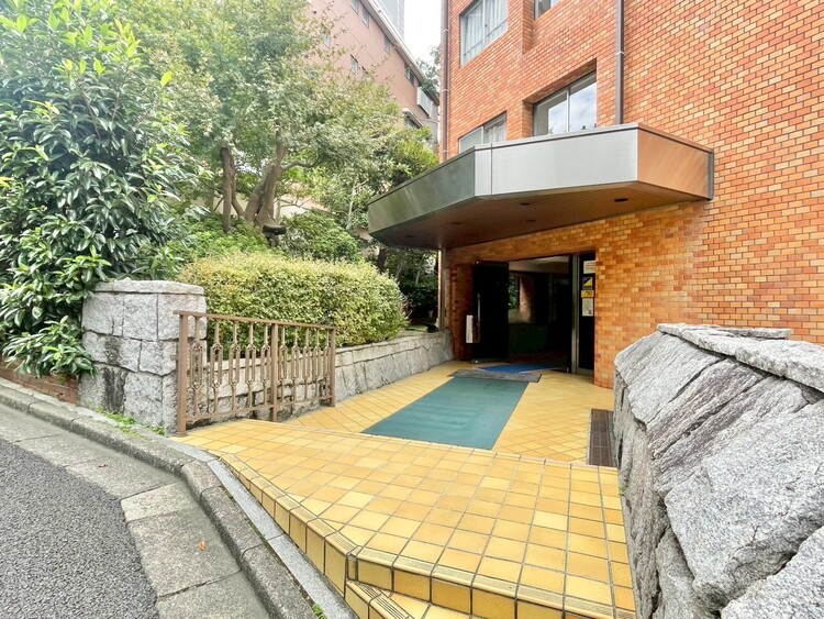 その他 上質感漂う玄関アプローチです。