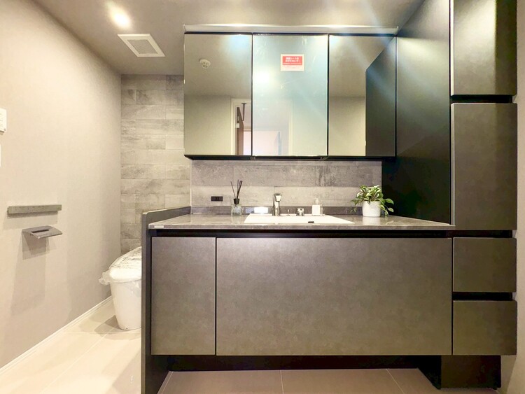 その他 清潔感を感じられる洗面化粧台。