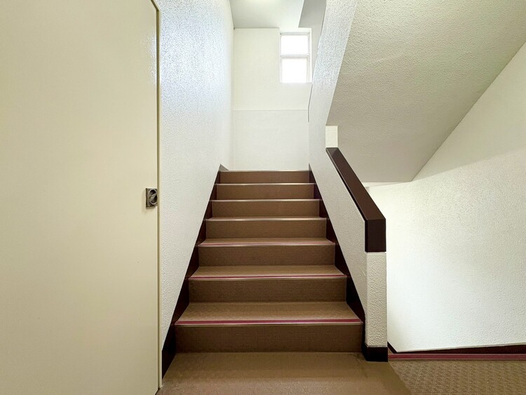 その他 共用部の階段です。明るく清潔に管理されています。