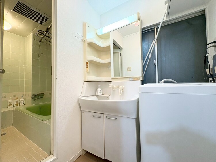 その他 清潔感を感じられる洗面化粧台。