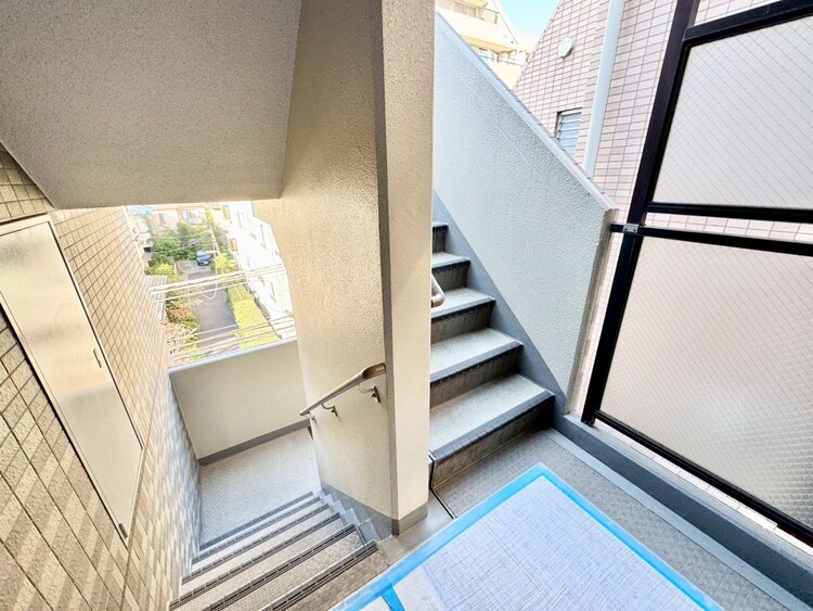 その他 共用部の階段です。明るく清潔に管理されています。