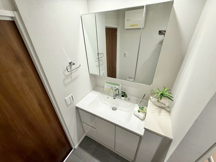 その他 清潔感を感じられる洗面化粧台。