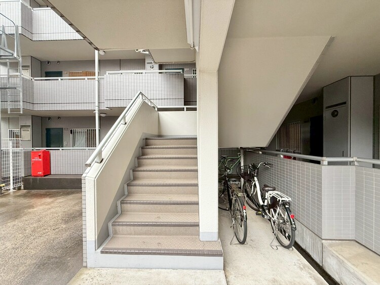 その他 共用部の階段です。明るく清潔に管理されています。