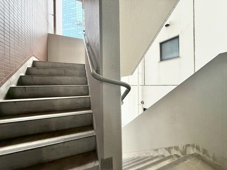 その他 共用部の階段です。明るく清潔に管理されています。
