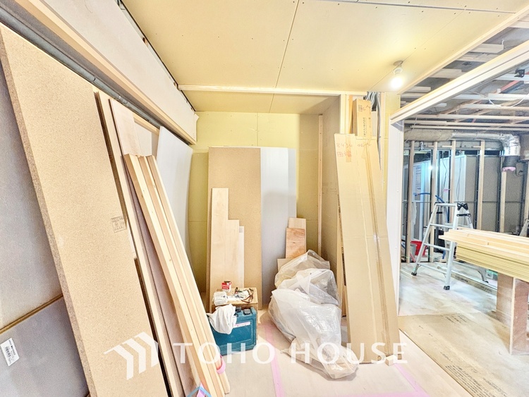 内装 【改装中】高級感漂う設えとゆとりある広さで安心をもたらす特別な場所。暮らしの中心にふさわしい空間です。