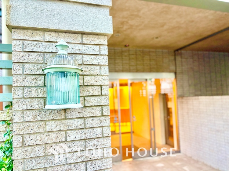 外観 ほんの少しのこだわり。ちょっとした色使いがその家がもつ雰囲気、趣（おもむき）を携え、暮らす家族や訪ねてくる友人・知人に新鮮な香りを運んできます。