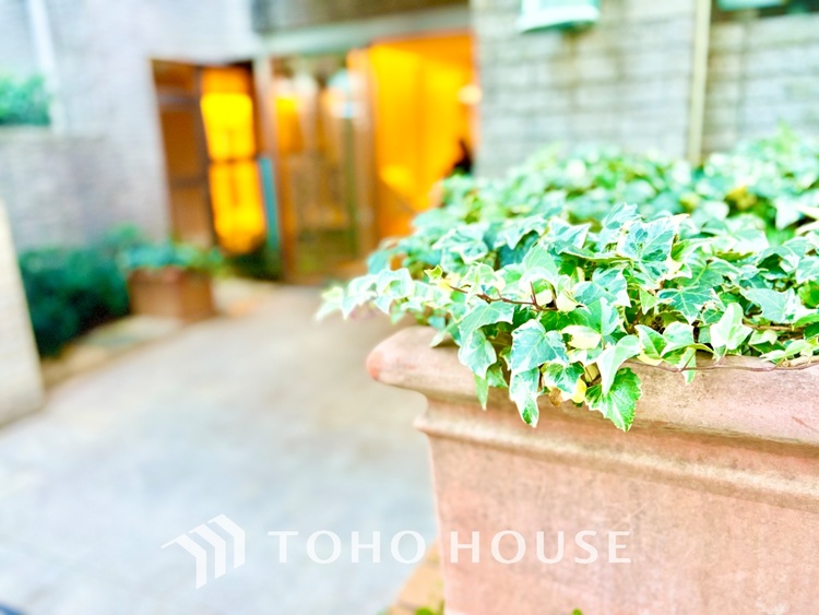 外観 ほんの少しのこだわり。ちょっとした色使いがその家がもつ雰囲気、趣（おもむき）を携え、暮らす家族や訪ねてくる友人・知人に新鮮な香りを運んできます。