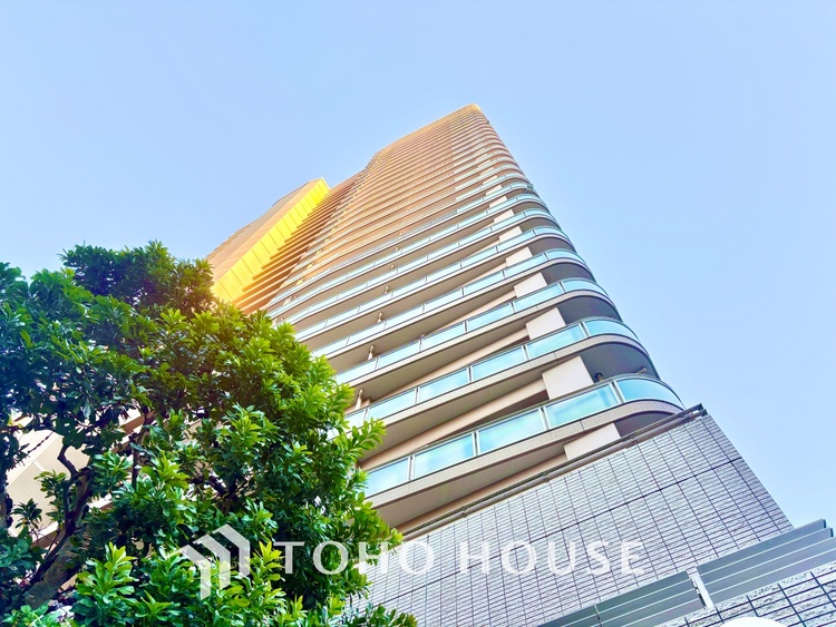 外観 ほんの少しのこだわり。ちょっとした色使いがその家がもつ雰囲気、趣（おもむき）を携え、暮らす家族や訪ねてくる友人・知人に新鮮な香りを運んできます。