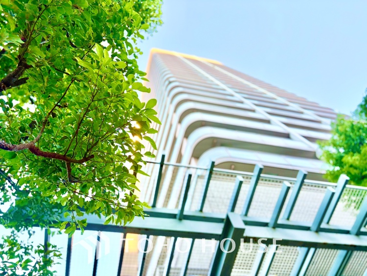 外観 ほんの少しのこだわり。ちょっとした色使いがその家がもつ雰囲気、趣（おもむき）を携え、暮らす家族や訪ねてくる友人・知人に新鮮な香りを運んできます。