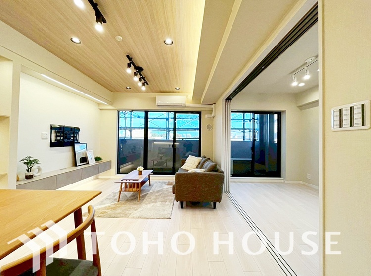 内装 忙しい朝でも、しっかり家族が揃って食事をして頂けるゆとりある大きさのダイニングスペース。